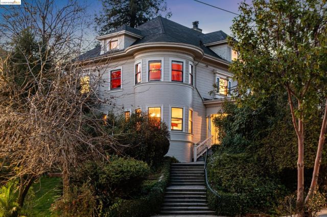 photos-oakland-mansion-whose-owner-had-ties-to-tom-hanks-listed-for-1-8-million-2, 8211462,